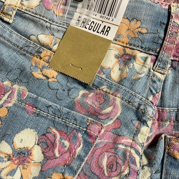 NWT girls’s Levi signature floral denim pants 5 - Picture 4 of 6
